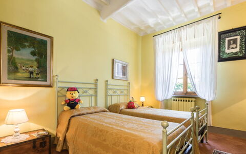 Villa Cerreta: Diseño De Interiores, Pared, Cama, Mueble, Habitación, Techo, Piso, Habitación, Suelo, Lecho