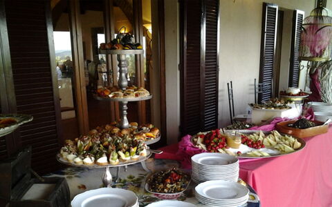 Villa del Lago: Mueble, Mesa, Vajilla, Utensilios Para Servir, Silla, Vajilla, Restaurante, Manteles, Plato, Comida