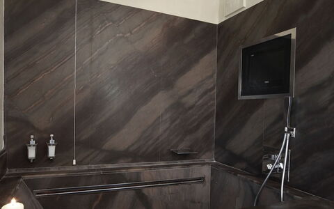 Villa le Selve: Arreglo De Tubería, Diseño De Interiores, Piso, Grifo, Suelo, Plomería, Casa, Bañera, Baño, Lavabo