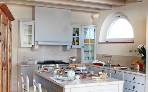 Villa le Selve: Mueble, Cocina, Diseño De Interiores, Mostrador, Piso, Aparato De Cocina, Gabinetes, Casa, Encendiendo, Techo