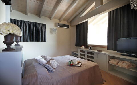 Villa le Selve: Mueble, Diseño De Interiores, Cama, Habitación, Techo, Madera, Piso, Sábana, Habitación, Lecho