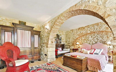 Villa Aiola: Mueble, Diseño De Interiores, Pared, Textil, Techo, Piso, Habitación, Encendiendo, Suelo, Cama