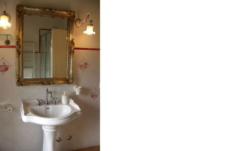 Borgo di Fighine: Pared, Arreglo De Tubería, Lavabo Del Baño, Grifo, Diseño De Interiores, Baño, Plomería, Lavabo, Encendiendo, Espejo