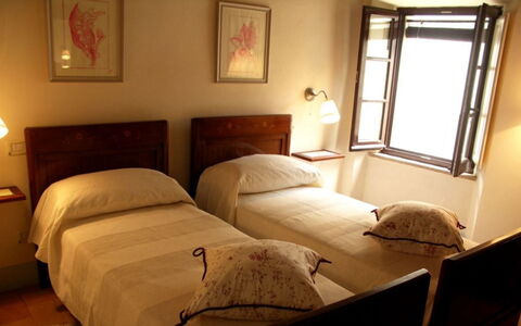 Borgo di Fighine: Cama, Habitación, Lecho, Mueble, Sábana, Pared, Diseño De Interiores, Madera, Suelo, Piso