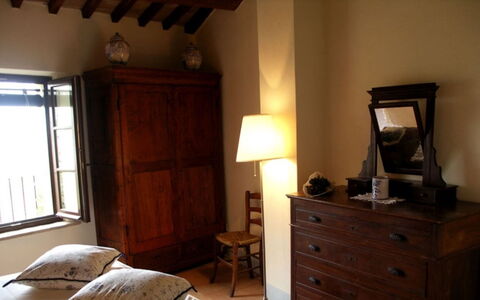 Borgo di Fighine: Mueble, Cama, Habitación, Diseño De Interiores, Madera, Piso, Sábana, Lecho, Suelo, Habitación