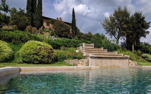 Podere della Bruciata: Arbusto, Paisaje, Jardín, Paisajismo, Fuente De Agua, Jardín Botánico, Hojas Perennes, Patio Interior, Cobertura