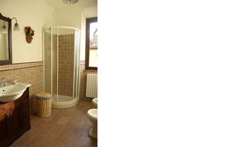 Podere dei Limoni: Piso, Diseño De Interiores, Suelo, Madera, Arreglo De Tubería, Encendiendo, Plomería, Habitación, Lavabo Del Baño, Baño