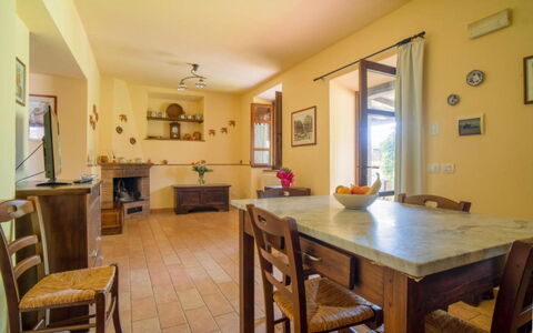 Podere dei Limoni: Mueble, Diseño De Interiores, Piso, Madera, Mesa, Cocina Y Comedor Mesa, Techo, Comedor, Suelo, Silla