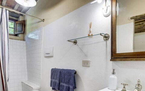 Mulino della Frateria: Arreglo De Tubería, Baño, Diseño De Interiores, Piso, Plomería, Grifo, Suelo, Casa, Techo, Lavabo