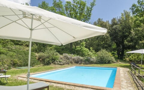 Mulino della Frateria: Paraguas, Piscina, Mueble Para Exteriores, Mueble, Sombra, Silla, Recurso, Ocio, Sunlounger, Jardín