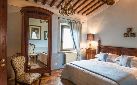 Villa Giuncheto: Mueble, Diseño De Interiores, Pared, Habitación, Madera, Cama, Piso, Casa, Suelo, Encendiendo