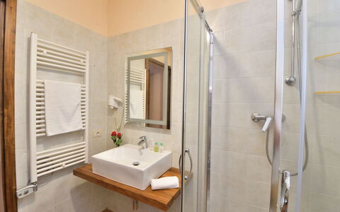 Bellaria: Diseño De Interiores, Piso, Mueble, Suelo, Madera, Arreglo De Tubería, Habitación, Baño, Lavabo, Grifo