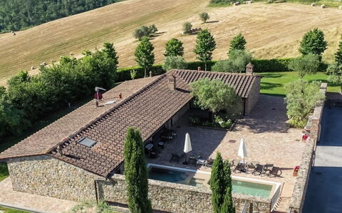 Villa la Tabaccaia: Casa, Techo, Casa, Barrio Residencial, Fachada, Arquitectura, Cabaña, Arbusto, Inmuebles, Casa De Campo