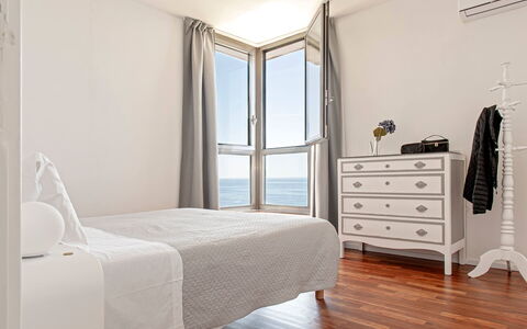 Villa Baia al Mare: Mueble, Diseño De Interiores, Madera, Suelo, Piso, Habitación, Cama, Habitación, Sábana, Encendiendo
