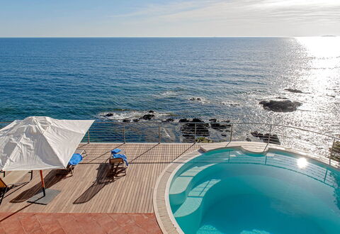 Villa Baia al Mare: Azul, Agua, Cuerpo De Agua, Piscina, Mar, Mueble Para Exteriores, Costeras Y Los Accidentes Geográficos Oceánico, Recurso, Costa, Oceano