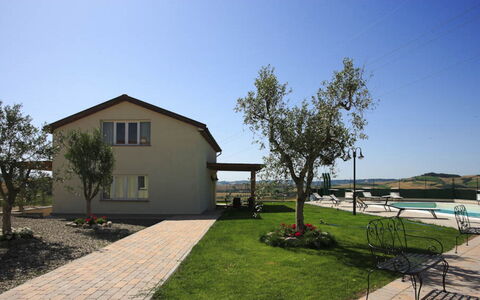 San Giuseppe Villa: Casa, Casa, Barrio Residencial, Arquitectura, El Terreno Del Lote, Cabaña, Inmuebles, Jardín, Césped, Yarda
