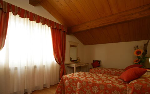 San Giuseppe Villa: Mueble, Diseño De Interiores, Textil, Habitación, Techo, Linos, Habitación, Encendiendo, Naranja, Sábana