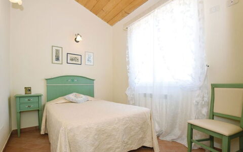 San Giuseppe Villa: Mueble, Cama, Habitación, Diseño De Interiores, Sábana, Suelo, Lecho, Piso, Madera, Techo