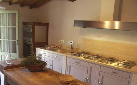 Case Belle: Cocina, Mostrador, Madera, Aparato De Cocina, Piso, Diseño De Interiores, Gabinetes, Casa, Mueble, Estufa De Cocina