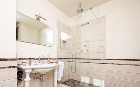 Villa Garda: Piso, Diseño De Interiores, Arreglo De Tubería, Baño, Suelo, Plomería, Grifo, Loseta, Techo, Lavabo