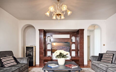 Villa Garda: Mueble, Diseño De Interiores, Sofá, Piso, Suelo, Sala, Departamento, Techo, Habitación, Encendiendo