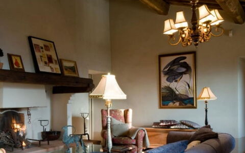 Villa Pipirelli: Mueble, Diseño De Interiores, Pared, Sala, Techo, Piso, Encendiendo, Habitación, Casa, Lámpara