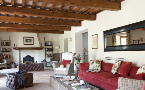 Villa del Cammino: Mueble, Diseño De Interiores, Sofá, Piso, Pared, Suelo, Sala, Madera, Techo, Habitación