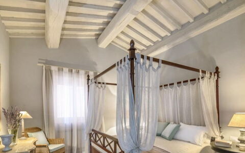 Villa Santa: Mueble, Diseño De Interiores, Suelo, Piso, Cama, Pared, Habitación, Techo, Madera, Habitación