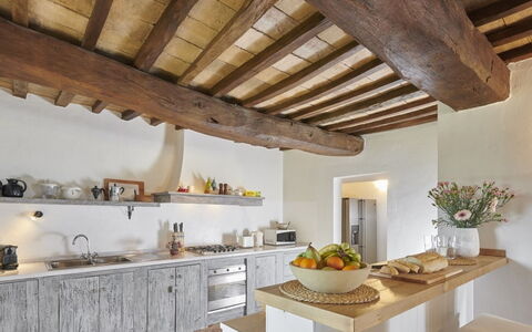 Villa Sibilla: Cocina, Mueble, Diseño De Interiores, Madera, Piso, Mostrador, Casa, Gabinetes, Techo, Suelo