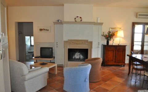 Podere della Madonna Villa: Mueble, Diseño De Interiores, Piso, Suelo, Silla, Habitación, Techo, Mesa, Encendiendo, Sala
