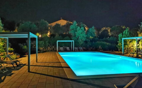 Podere della Madonna Villa: Piscina, Azul, Recurso, Material Compuesto, Eco Hotel, Mueble Para Exteriores, Sombra, Ocio, Thermae, La Iluminación Del Paisaje