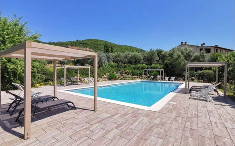 Podere della Madonna Villa: Piscina, Mueble Para Exteriores, Recurso, Material Compuesto, Losa, Sombra, Eco Hotel, Cubierta, Patio, Estructura Al Aire Libre