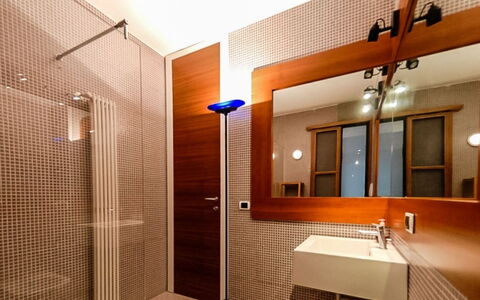 Villa Cala Moresca: Pared, Arreglo De Tubería, Piso, Diseño De Interiores, Baño, Madera, Suelo, Espejo, Plomería, Techo