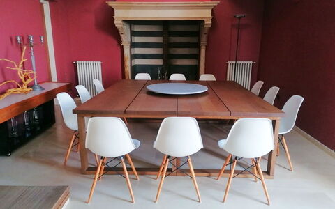 Villa Cala Moresca: Mueble, Piso, Silla, Madera, Diseño De Interiores, Mesa, Suelo, Cocina Y Comedor Mesa, Comedor, Marrón