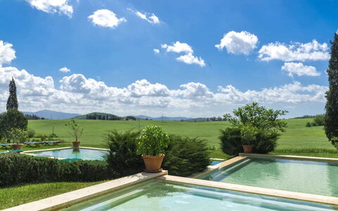 Villa Il Serraglio: Piscina, Jardín, Arbusto, Inmuebles, El Terreno Del Lote, Paisajismo, Césped, Casa De Campo, Hacienda, Villa