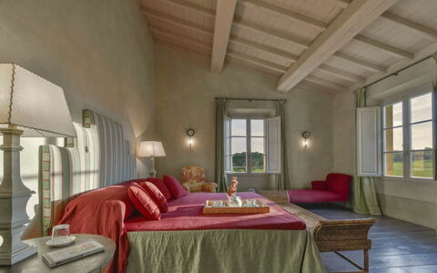 Villa Il Serraglio: Mueble, Diseño De Interiores, Casa, Habitación, Habitación, Cama, Lámpara, Almohada, Techo, Silla