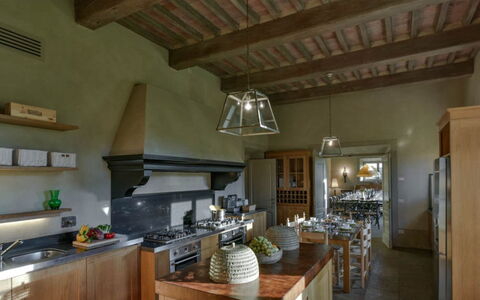 Villa Il Serraglio: Cocina, Diseño De Interiores, Mostrador, Mueble, Aparato De Cocina, Piso, Techo, Encendiendo, Casa, Gabinetes