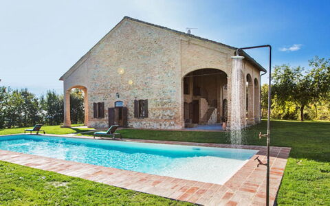 Cascina del Castello: Arquitectura, Puerta, Material Compuesto, Inmuebles, Piscina, Casa De Campo, Hacienda, Yarda, Villa, Patio Interior