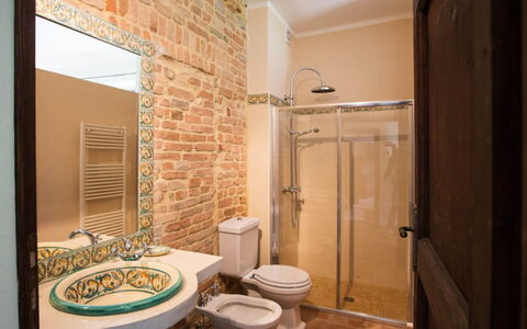 Cascina del Castello: Pared, Diseño De Interiores, Arreglo De Tubería, Piso, Suelo, Baño, Marrón, Habitación, Lavabo, Plomería