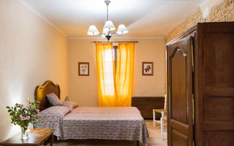 Cascina del Castello: Mueble, Pared, Diseño De Interiores, Madera, Piso, Suelo, Habitación, Textil, Habitación, Cama