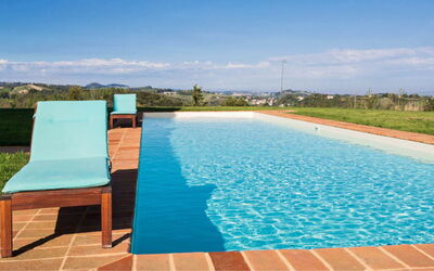 Cascina del Castello: Azul, Piscina, Agua, Recurso, Material Compuesto, Eco Hotel, Sombra, Villa, Mueble Para Exteriores, Loseta