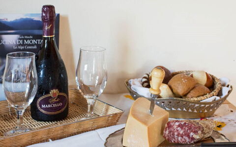 Cascina Tabia: Comida, Vajilla, Ingrediente, Botella, Stemware, Drinkware, Vino, Mesa, Utensilios Para Servir