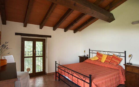 Cascina Tabia: Mueble, Diseño De Interiores, Madera, Piso, Suelo, Habitación, Techo, Habitación, Cama, Casa