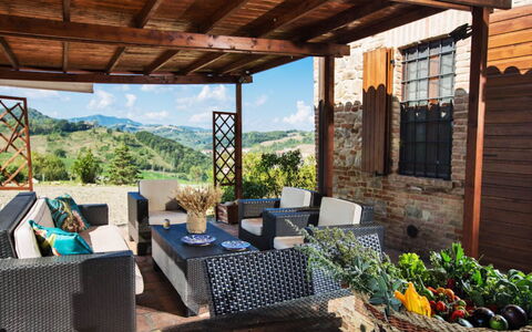 Cascina Tabia: Mueble, Mueble Para Exteriores, Silla, Mesa, Mesa Al Aire Libre, Cocina Y Comedor Mesa, Porche, Patio, Eco Hotel, Restaurante