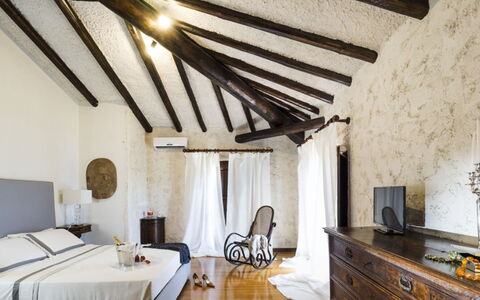Villa Luna Blu: Mueble, Cama, Pared, Habitación, Diseño De Interiores, Techo, Piso, Sábana, Lecho, Suelo