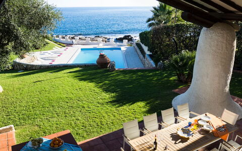 Villa Luna Blu: Azul, Piscina, Recurso, Ocio, Eco Hotel, Mueble Para Exteriores, Sunlounger, Mar, Vacaciones, Sombra