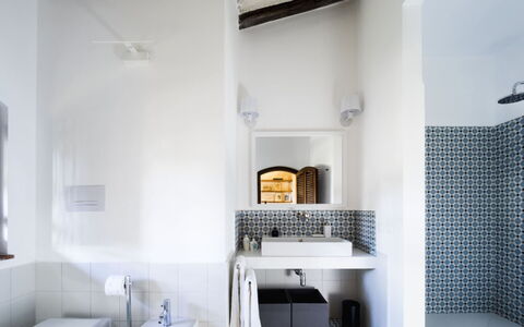 Villa Luna Blu: Pared, Diseño De Interiores, Piso, Suelo, Baño, Arreglo De Tubería, Techo, Loseta, Plomería, Habitación