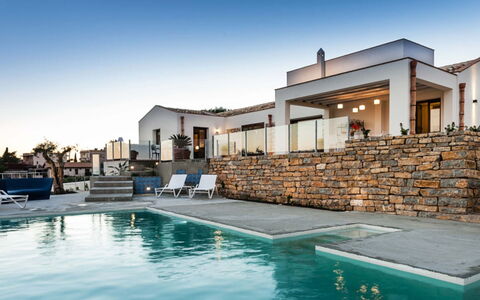 Villa Eroica: Material Compuesto, Piscina, Inmuebles, Villa, Recurso, Mueble Para Exteriores, Eco Hotel