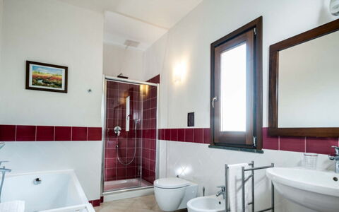 Villa Eroica: Piso, Diseño De Interiores, Arreglo De Tubería, Suelo, Techo, Grifo, Habitación, Baño, Plomería, Lámpara