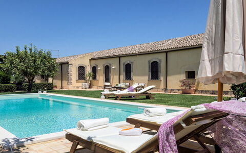 Villa del Sirio: Hacienda, Patio, Inmuebles, Recurso, Piscina, Hotel, Villa, Planta De Casa, Maceta